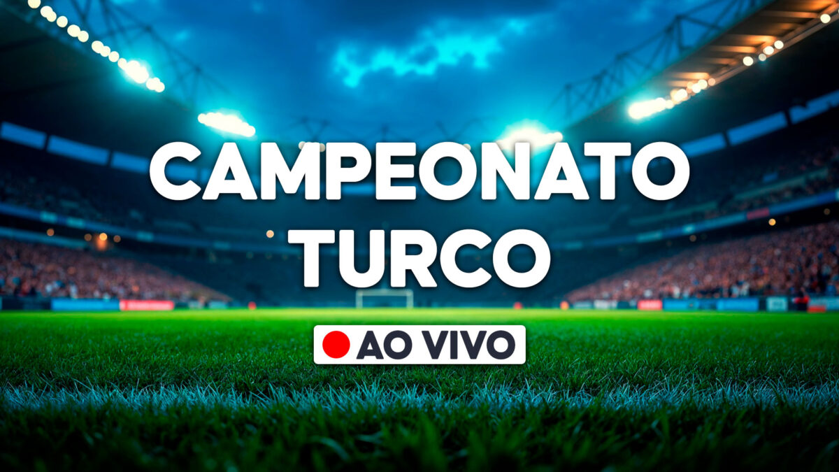 Estádio de futebol iluminado à noite com gramado em destaque, texto centralizado Campeonato Turco e selo branco com círculo vermelho escrito ao vivo