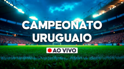 Estádio de futebol iluminado à noite com gramado em destaque, texto centralizado Campeonato Uruguaio e selo branco com círculo vermelho escrito ao vivo