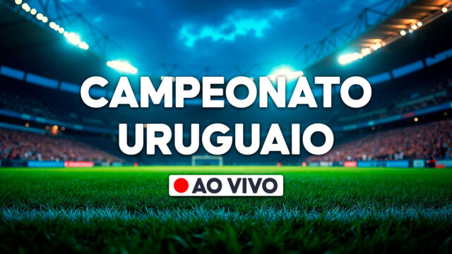 Estádio de futebol iluminado à noite com gramado em destaque, texto centralizado Campeonato Uruguaio e selo branco com círculo vermelho escrito ao vivo