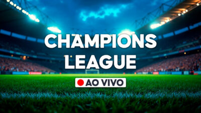 Arte digital com o texto Champions League em letras brancas sobre gramado de estádio de futebol iluminado à noite sob céu azul escuro