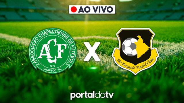 Escudos de Chapecoense e São Bernardo com X ao centro sobre gramado e tarja ao vivo indicando transmissão da partida