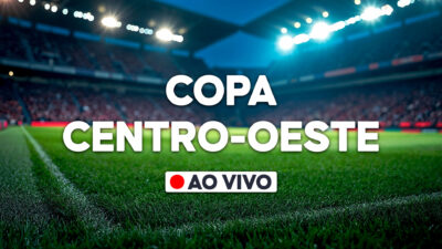 Arte com texto Copa Centro-Oeste em destaque sobre campo de futebol iluminado com arquibancadas ao fundo e selo ao vivo na parte inferior