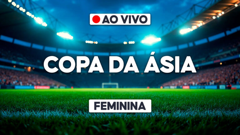 Arte digital com o texto Copa da Ásia Feminina em letras brancas sobre gramado de estádio de futebol iluminado à noite sob céu azul escuro