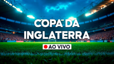 Estádio de futebol iluminado à noite com gramado em destaque, texto centralizado Copa da Inglaterra e selo branco com círculo vermelho escrito ao vivo