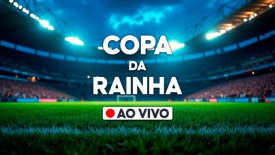 Logotipo da Copa da Rainha em letras brancas sobre gramado de estádio iluminado à noite, com ícone de transmissão ao vivo em destaque no centro da tela