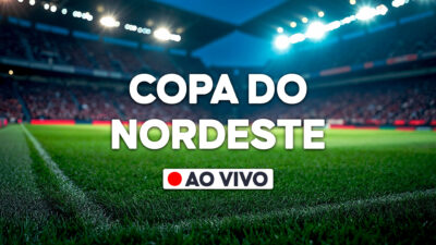 Arte com texto Copa do Nordeste em destaque sobre campo de futebol iluminado com arquibancadas ao fundo e selo ao vivo na parte inferior
