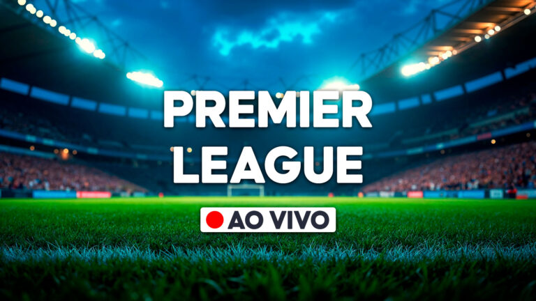 Texto Premier League e selo ao vivo centralizados sobre gramado verde, estádio de futebol iluminado por refletores, arquibancadas com público ao fundo
