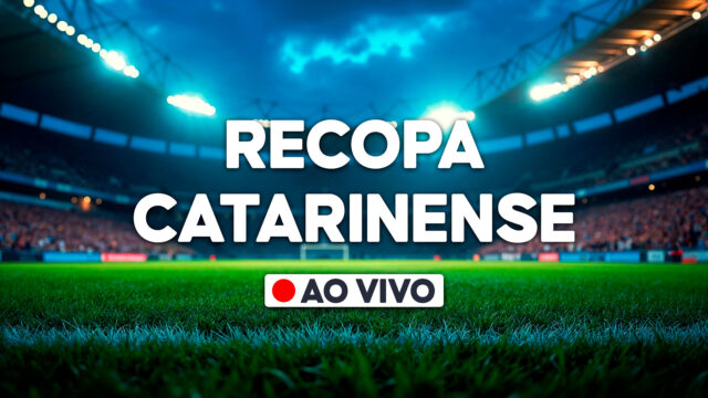 Gramado de estádio de futebol em primeiro plano, fundo com arquibancadas lotadas e refletores, texto central escrito Recopa Catarinense em branco