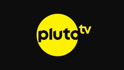 Logotipo do Pluto TV com círculo amarelo e texto preto sobre fundo preto representando plataforma de streaming gratuita