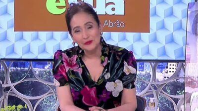 Sonia Abrão apresenta o A Tarde É Sua no estúdio da RedeTV! com vestido floral e mesa à frente