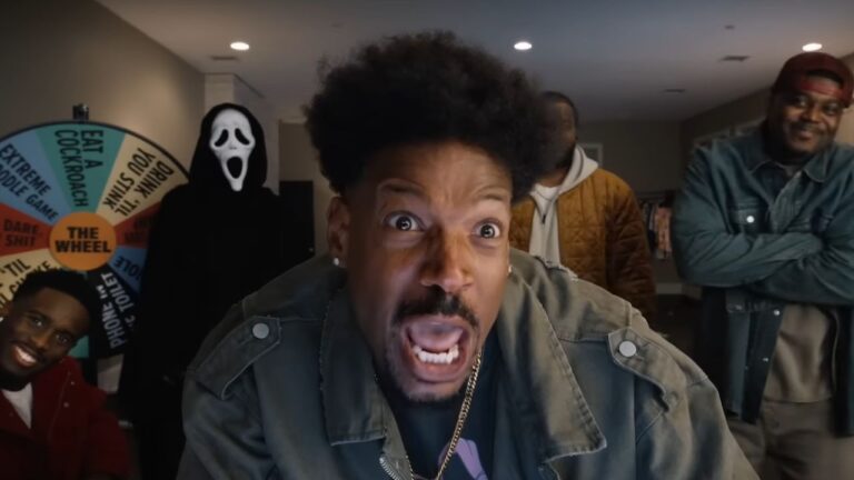 Marlon Wayans expressa pânico em primeiro plano, cercado por amigos e o vilão Ghostface de Pânico, ao lado de uma roleta colorida de desafios bizarros