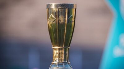 Troféu dourado do Campeonato Paulista Série A2 apresenta corpo cilíndrico com detalhes em relevo, base estruturada e topo com bordas trabalhadas