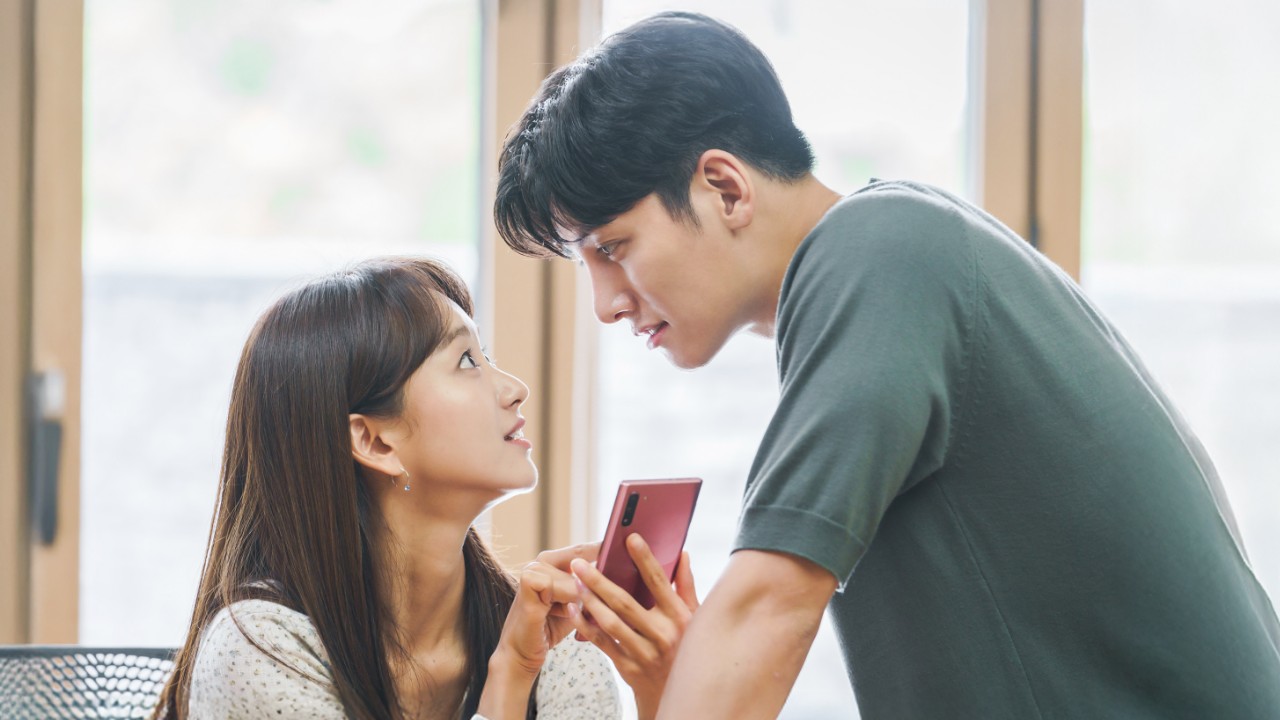 Han So hee como Yeo Da kyung e Park Hae joon como Lee Tae oh conversam em pé durante um evento formal noturno no dorama O Mundo dos Casados