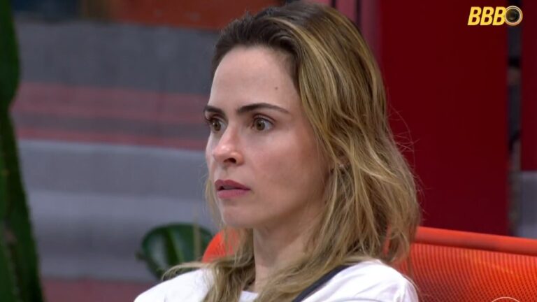 Ana Paula Renault com expressão tensa durante conversa no BBB 26 sentada em área interna da casa