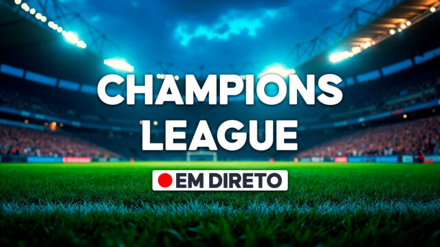 Texto Champions League em direto sobre imagem de estádio de futebol iluminado com gramado em destaque e torcida ao fundo
