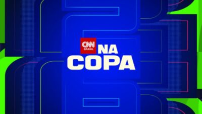 Logotipo CNN Brasil com texto Na Copa em destaque sobre fundo azul com elementos gráficos e linhas geométricas coloridas