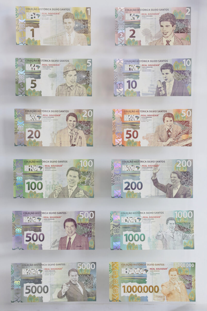 Coleção de cédulas comemorativas com Silvio Santos em diferentes fases e valores exibidas lado a lado