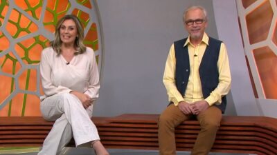 Cristina Vieira e Nélson Araújo sentados no estúdio do Globo Rural durante apresentação do programa na TV Globo