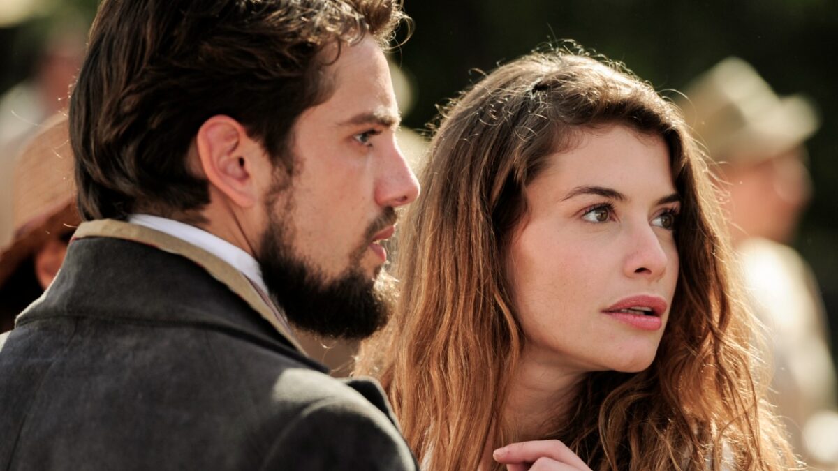 Felipe interpretado por Rafael Cardoso e Lívia vivida por Alinne Moraes observam algo com expressão tensa em cena de Além do Tempo