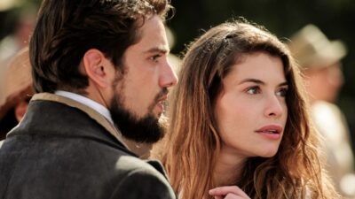 Felipe interpretado por Rafael Cardoso e Lívia vivida por Alinne Moraes observam algo com expressão tensa em cena de Além do Tempo