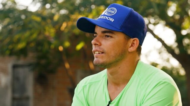Atleta Galeguinho usa boné azul e camiseta verde durante entrevista ao ar livre exibida no Esporte Espetacular