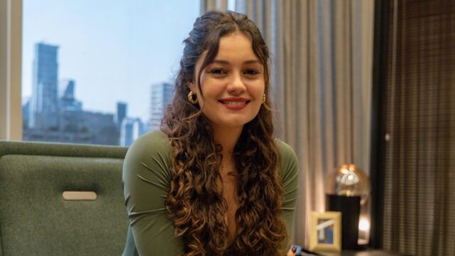Gerluce interpretada por Sophie Charlotte em cena da novela Três Graças com expressão séria em ambiente interno iluminado