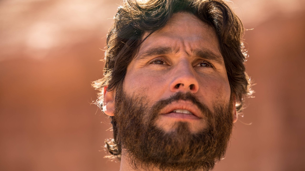 Dudu Azevedo como Jesus olha para o alto em close da novela Jesus, da Record