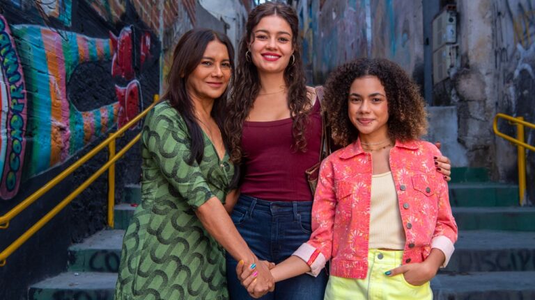 Ligia (Dira Paes), Gerluce (Sophie Charlote) e Joélly (Alana Cabral) posam juntas em escadaria com grafite em cena da novela Três Graças
