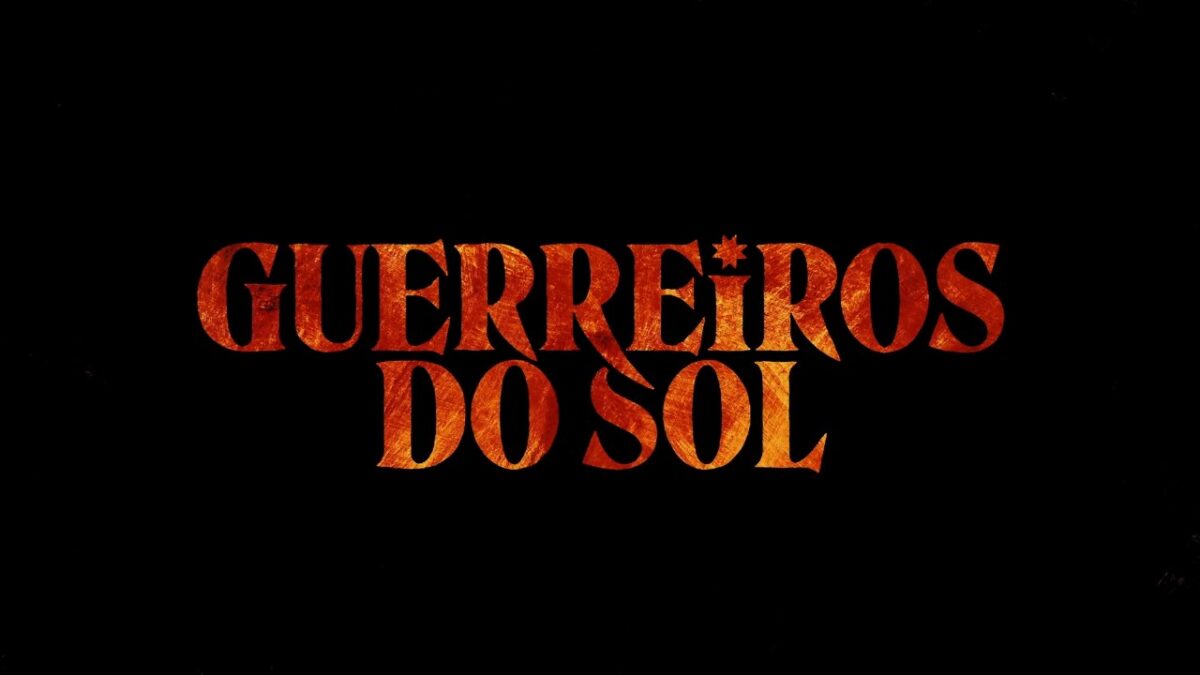 Logotipo da novela Guerreiros do Sol em letras grandes com textura alaranjada sobre fundo preto