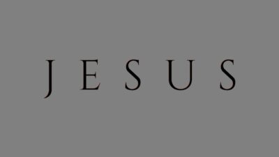 Logotipo da novela Jesus com letras espaçadas em fundo cinza minimalista
