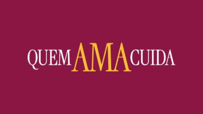 Logotipo da novela Quem Ama Cuida com fundo vinho e palavra AMA em destaque amarelo entre texto branco