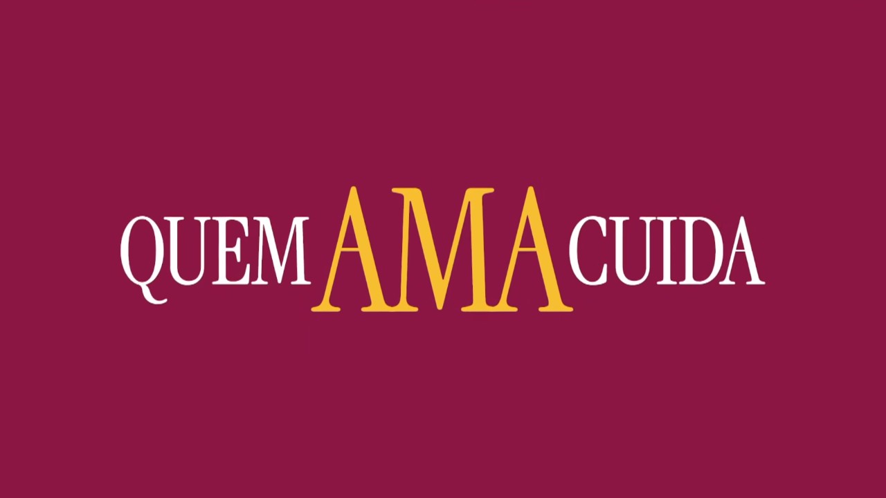 Logotipo da novela Quem Ama Cuida com fundo vinho e palavra AMA em destaque amarelo entre texto branco