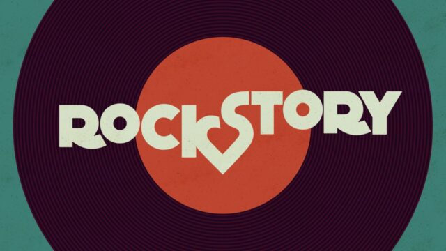 Logotipo da novela Rock Story com texto estilizado sobre disco de vinil e coração no centro em fundo colorido