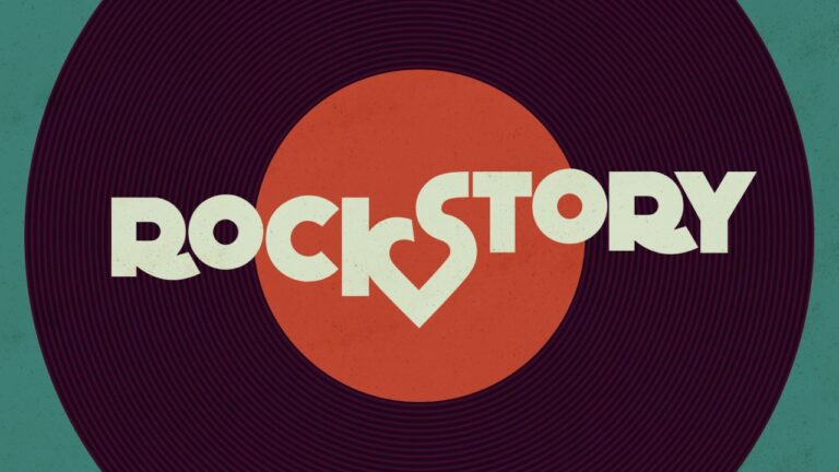 Logotipo da novela Rock Story com texto estilizado sobre disco de vinil e coração no centro em fundo colorido