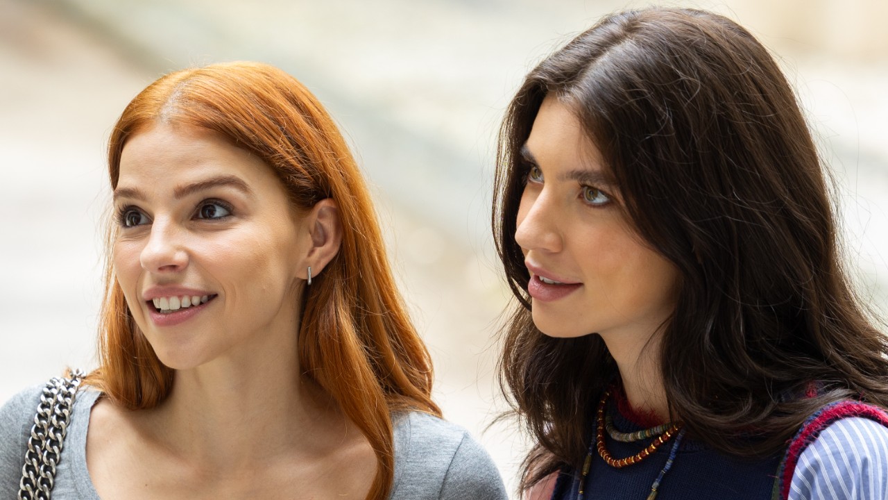 Juquinha (Gabriela Medvedovsky) e Lorena (Alanis Guillen) conversam sorrindo em cena da novela Loquinha
