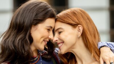 Lorena (Alanis Guillen) e Juquinha (Gabriela Medvedovsky) encostam as testas sorrindo em cena da novela Loquinha