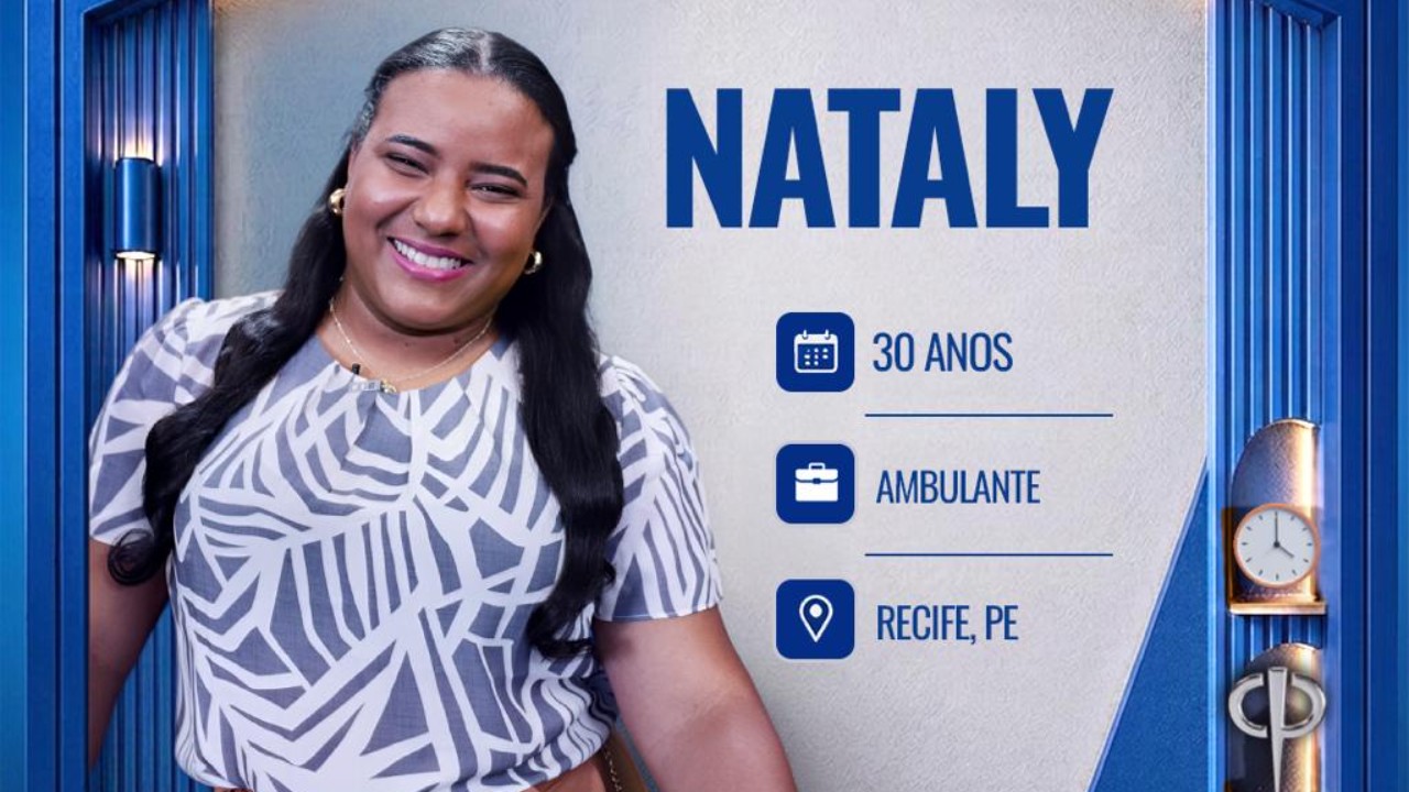 Nataly sorri com blusa estampada em card do reality Casa do Patrão com informações 30 anos ambulante Recife PE