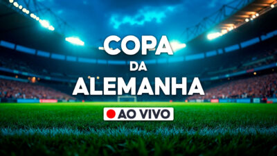 Texto Copa da Alemanha em destaque sobre estádio de futebol iluminado com gramado em primeiro plano e aviso ao vivo na tela