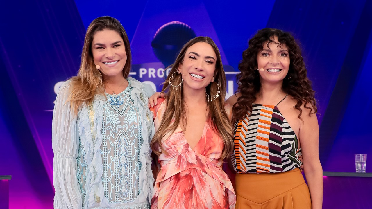 Priscila Fantin Patricia Abravanel e Claudia Ohana sorrindo no palco do Programa Silvio Santos durante gravação no SBT