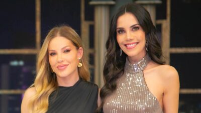 Saory Cardoso e Daniela Albuquerque posam sorrindo em estúdio do Sensacional com vestidos elegantes durante gravação do programa