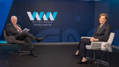 William Waack e Anne Applebaum sentados em estúdio do WW Especial com telão ao fundo exibindo logotipo do programa
