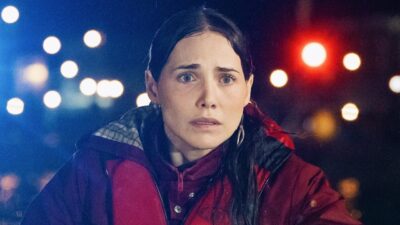 Adriana (Leticia Colin) com expressão apreensiva durante resgate noturno em cena da novela Quem Ama Cuida