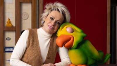 Ana Maria Braga apoia a cabeça em Louro Mané durante foto promocional do programa Mais Você na TV Globo