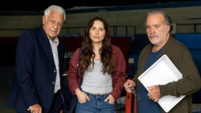 Arthur (Antonio Fagundes), Adriana (Leticia Colin) e Otoniel (Tony Ramos) observam local escuro em cena de Quem Ama Cuida