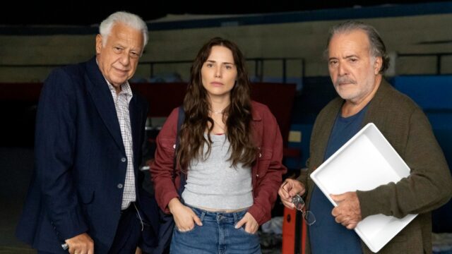 Arthur (Antonio Fagundes), Adriana (Leticia Colin) e Otoniel (Tony Ramos) observam local escuro em cena de Quem Ama Cuida