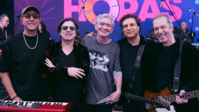 Integrantes do Barão Vermelho posam com Serginho Groisman no palco do Altas Horas durante gravação musical