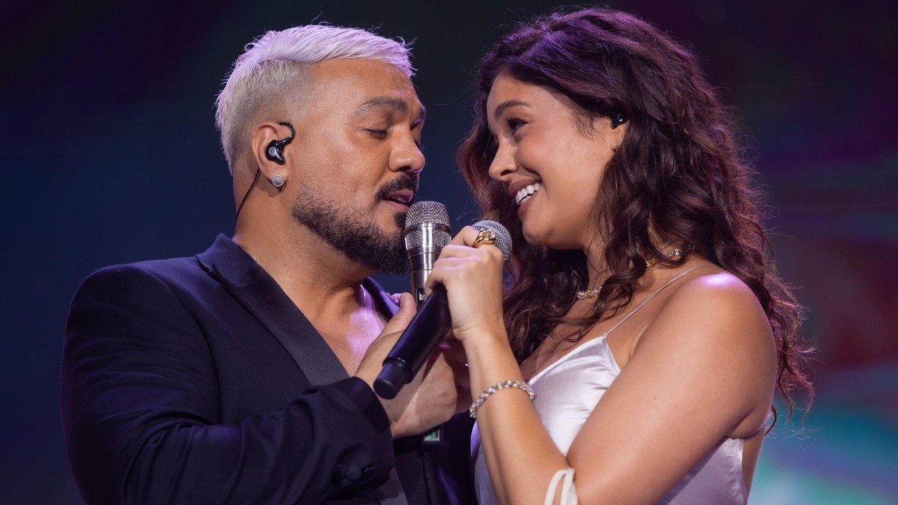 Belo e Sophie Charlotte cantam juntos no palco durante apresentação da Turnê Três Graças