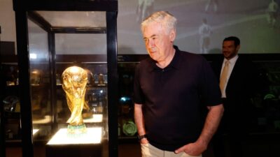 Carlo Ancelotti observa taça da Copa do Mundo durante visita à sede da CBF no Rio de Janeiro