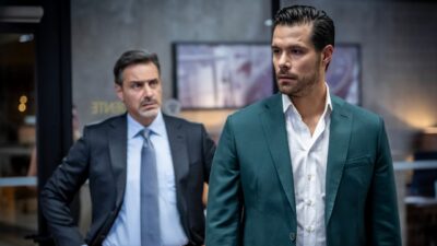 Gabriel encara homem de terno durante discussão em escritório na novela A História de Joana, a Virgem