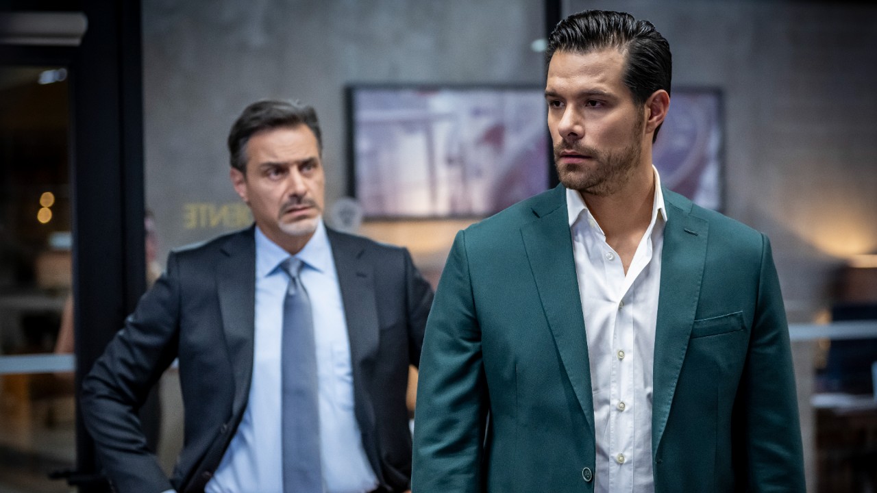 Gabriel encara homem de terno durante discussão em escritório na novela A História de Joana, a Virgem